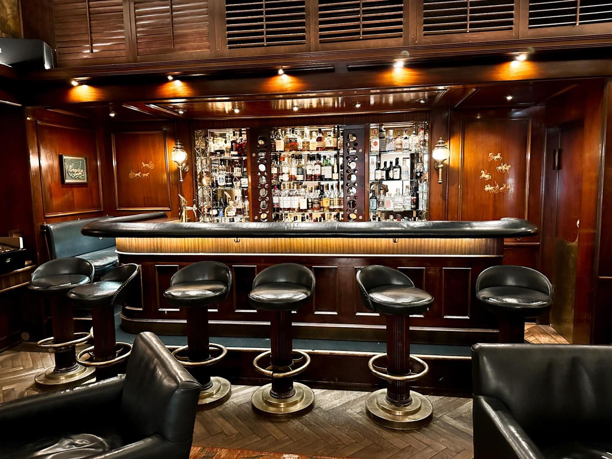埃布普林斯餐厅酒店 埃特林根 外观 照片 The bar at the Polo Club